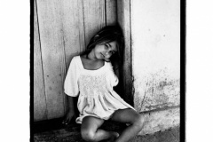 la bambina dal vestito bianco