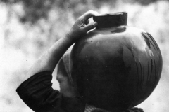 Tina Modotti, Donna che porta un recipiente d'acqua, Messico, 1927-29