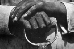 Tina Modotti, Mani appoggiate sul badile, Messico, n.d.